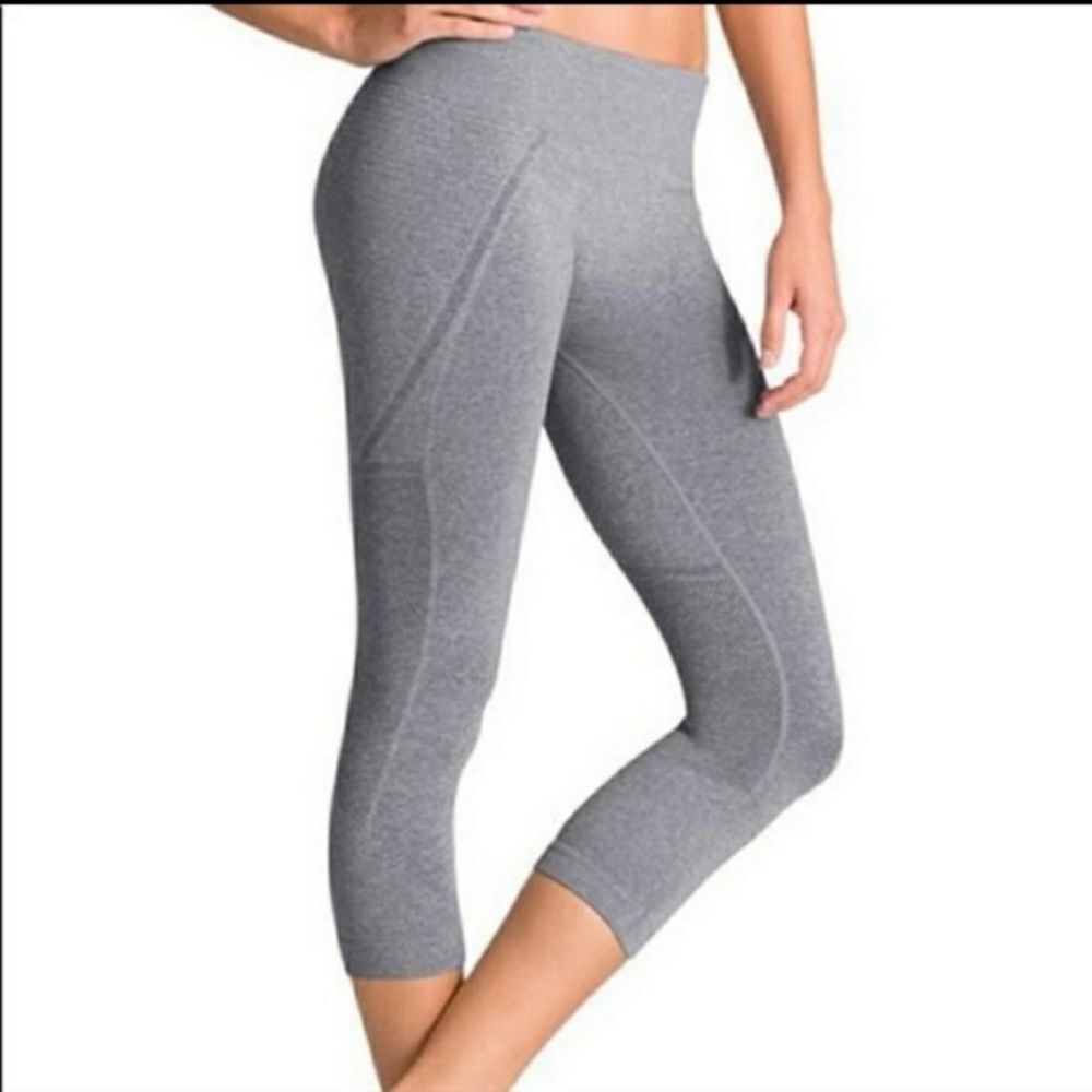 Athleta Breakthrough Seamless Heather Grey Capri Length‎ Leggings Size Large